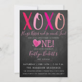 Hugs & Kisses (XOXO) Valentinstag 1. Geburtstag Einladung (Vorderseite)