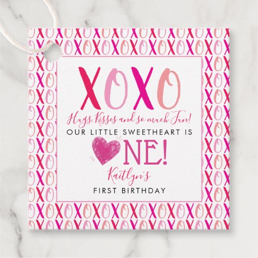 Hugs & Kisses (XOXO) Valentinstag 1. Geburtstag Geschenkanhänger (Vorderseite)