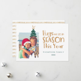 Hugs sind Weihnachtsbaum und Weihnachtsmannmütze F Feiertagskarte