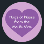 Hugs und Kisses Lila Heart Runder Aufkleber<br><div class="desc">Dieser individuell gestaltete Rundaufkleber weist ein lila Herz auf,  überlagert durch den Vorlagentext "Hugs & kisses from the Mr. & Mrs." im Zentrum. Der lila Herzklopfer ist eine große feierliche Ergänzung zu Weinflaschen,  Bonbons,  Geschenktaschen oder anderen Gastgeschenke für Verlobungsfeiern,  Brautparty,  Proben-Dinners,  Hochzeiten,  Jubiläumsfeiern,  Geburtstage,  Taufen oder Valentinstag.</div>