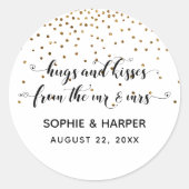 Hugs und Kisses von Herrn & Mrs. Gold Confetti Runder Aufkleber (Vorderseite)