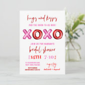 Hugs und Kisses XOXO Brautparty Folienballon Einladung (Stehend Vorderseite)