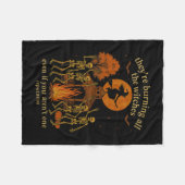 Hugvyn They're Burning All The Witches Skeleton Wi Fleecedecke (Vorderseite (Horizontal))