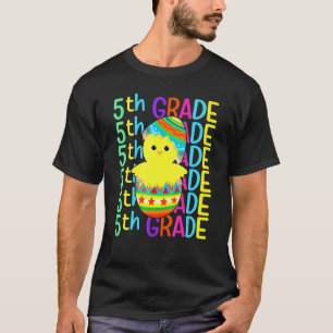 Huhn der fünften Klasse knackt die Ostereier am Os T-Shirt