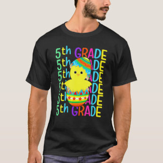 Huhn der fünften Klasse knackt die Ostereier am Os T-Shirt