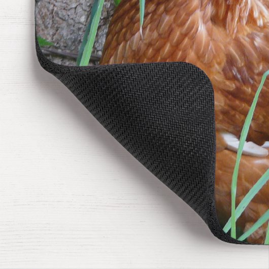 Huhn im Gras Mousepad (Ecke)