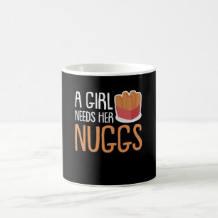 Huhn-Nugget-Mädchen benötigt ihren Nuggs Kaffeetasse