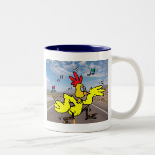 Huhn, welches die Straße kreuzt Zweifarbige Tasse