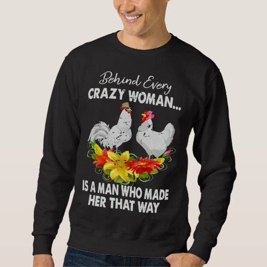 Hühnchen hinter jeder verrückten Frau Sweatshirt (Vorderseite)
