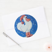 Hühnchen in rotem Hut singen in Weihnachtsschnee-T Runder Aufkleber (Umschlag)