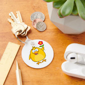 Hühnchen mit einem Schlüsselanhänger in der Blume