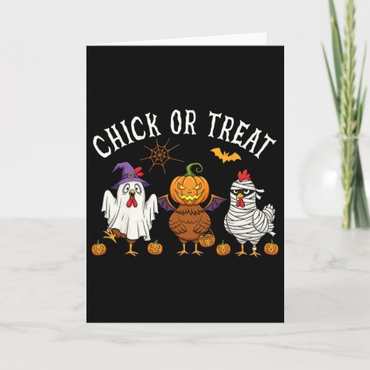 Hühnchen oder Streich Funny Halloween Hühnerkostüm Karte (Vorderseite)
