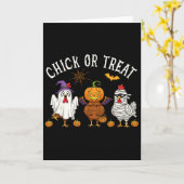 Hühnchen oder Streich Funny Halloween Hühnerkostüm Karte (Gelbe Blume)