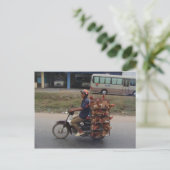 Hühner auf dem Motorrad in Vietnam Postkarte (Stehend Vorderseite)
