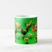 Hühner auf grünem Hintergrund  Kaffeetasse (Mittel)