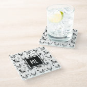 Hühner aus mit Monogramm Schwarz und Weiß, Cartoon Glasuntersetzer (Schrägansicht)