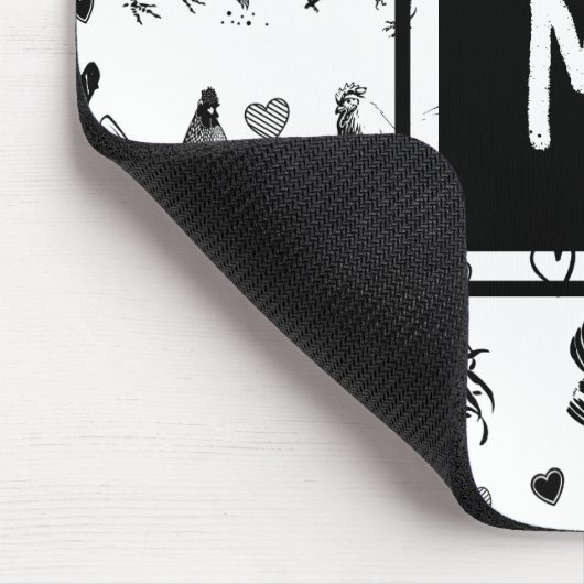 Hühner aus mit Monogramm Schwarz und Weiß, Cartoon Mousepad (Ecke)