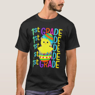 Hühner der ersten Klasse knacken die Ostereier am  T-Shirt