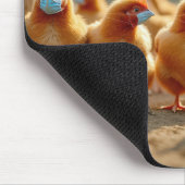 Hühner, die Gesichtsmasken tragen Mousepad (Ecke)