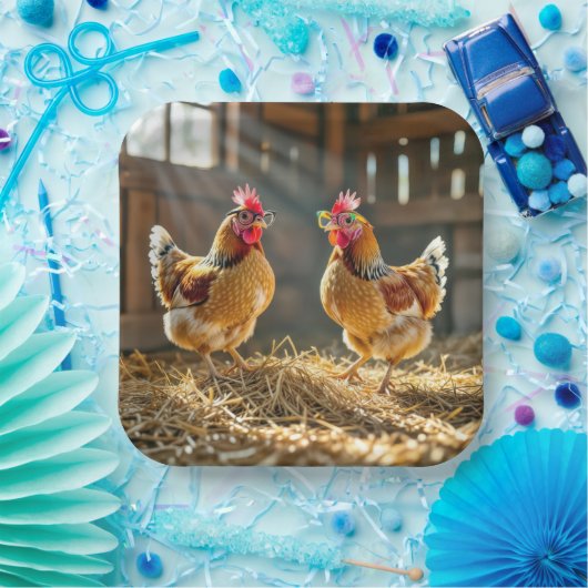 Hühner mit Brille in einem sonnigen Stall Pappteller (Party)