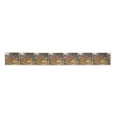 Hühner mit Brille in einem sonnigen Stall Satinband (Vorderseite)