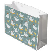 Hühner träumen in Aquamariner Umgebung Große Geschenktüte (Rückseite Schrägansicht)