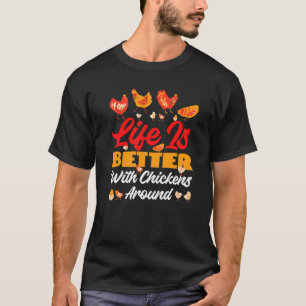 Hühner um die Landwirtschaft und Scheune T-Shirt