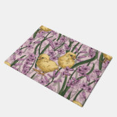 Hühner und Hyazinthen in rosa Fußmatte (Schrägansicht)