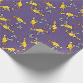 Hühner und Kettensägen lila Geschenkpapier (Ecke)