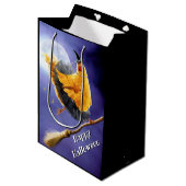 Hühnerhexe auf Broomstick Mittlere Geschenktüte (Vorderseite Schrägansicht)