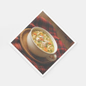 Hühnernoodle-Suppe auf einem Karierten Fußbett Serviette (Ecke)