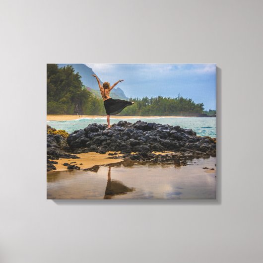 Hula Dancer am Lumaha'i Beach, Kauai, Hawaii Leinwanddruck (Vorderseite)