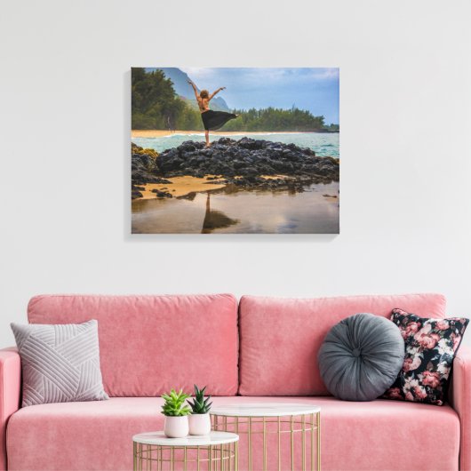 Hula Dancer am Lumaha'i Beach, Kauai, Hawaii Leinwanddruck (Insitu (Wohnzimmer))