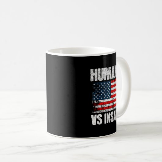 Humanity Versus Insanity Distressed American Flag Kaffeetasse (VorderseiteRechts)