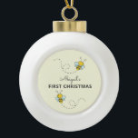 Humle Custom First Christmas Keramik Kugel-Ornament<br><div class="desc">Hummelverzierung.</div>