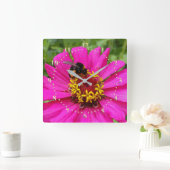 Hummel am Arbeitsplatz Quadratische Wanduhr (Zuhause)