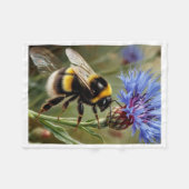 Hummel auf blauem Blumen-Teppich Fleecedecke (Vorderseite (Horizontal))
