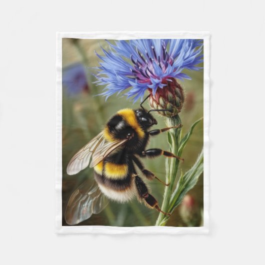 Hummel auf blauem Blumen-Teppich Fleecedecke (Vorderseite)