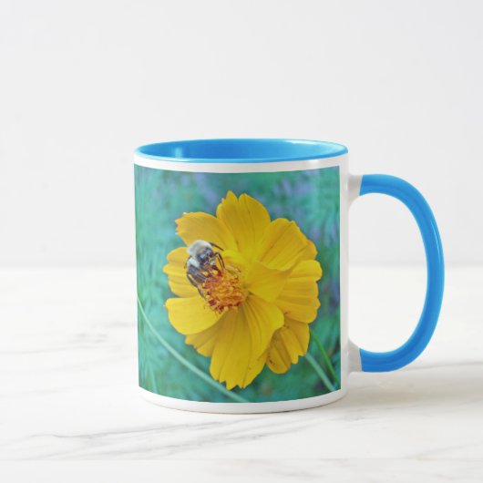 Hummel auf dem Kosmos Tasse (Rechts)