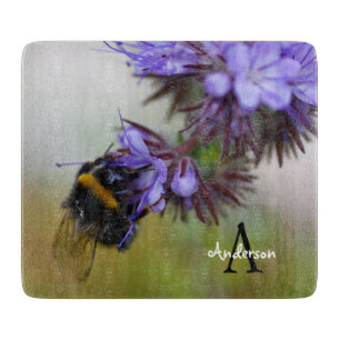 Hummel auf einem blauen Tansy-Glas-Schneidbrett Schneidebrett