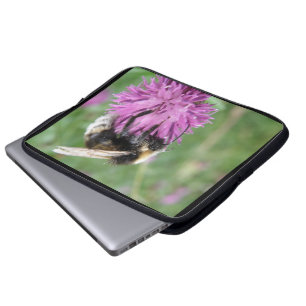 Hummel auf einem flachen Laptop-Beutel Laptopschutzhülle