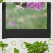 Hummel auf einem Handtuch der Thistle Küche (Gefaltet)