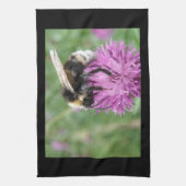 Hummel auf einem Handtuch der Thistle Küche (Vertikal)