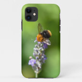 Hummel auf einem Lavendel Case-Mate iPhone Hülle (Rückseite)