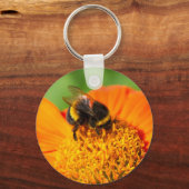 Hummel auf orangefarbener Blume Schlüsselanhänger (Vorderseite)