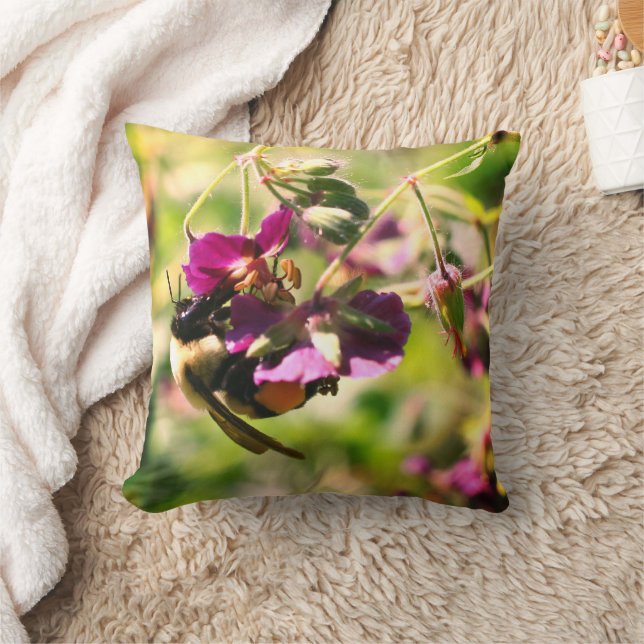Hummel auf rosa Blume Kissen (Decke)