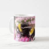 Hummel auf rosa Blüten Kaffeetasse (Vorderseite Links)