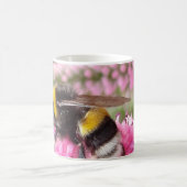 Hummel auf rosa Blüten Kaffeetasse (Mittel)