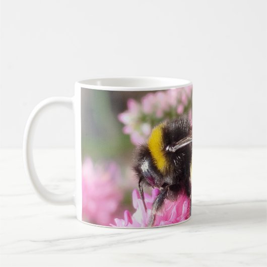 Hummel auf rosa Blüten Kaffeetasse (Links)