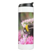Hummel auf rosa Blüten Thermosbecher (Nach links gedreht)